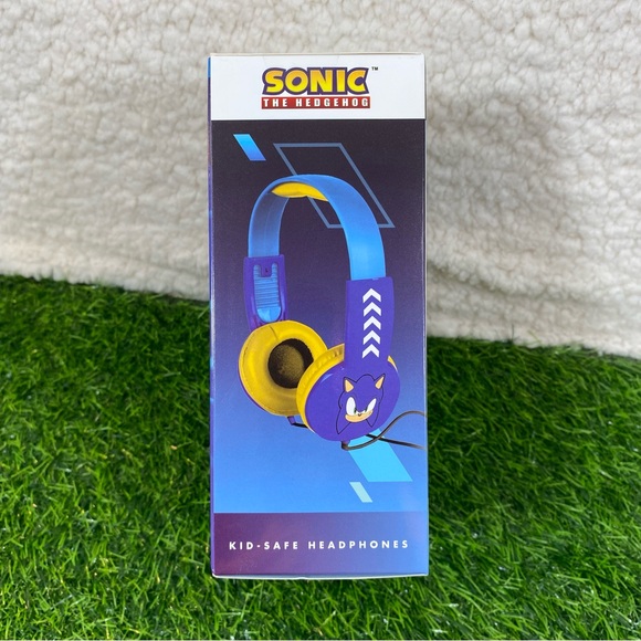 Sonic The Hedgehog Headphones With Volume Control for Ages 3 Up Blue and Yellow - Picture 3 of 8